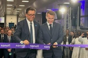 Lire la suite à propos de l’article Vaccin Efluelda de Sanofi : le Canard enchaîné accuse la HAS d’avoir truqué un rapport pour plaire à l’Élysée