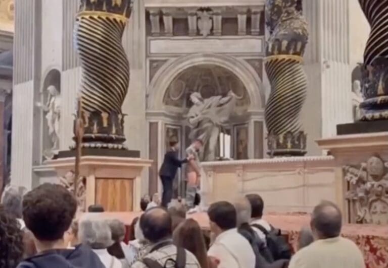 Lire la suite à propos de l’article Vatican : un homme interpellé après avoir uriné sur l’autel de la basilique Saint-Pierre