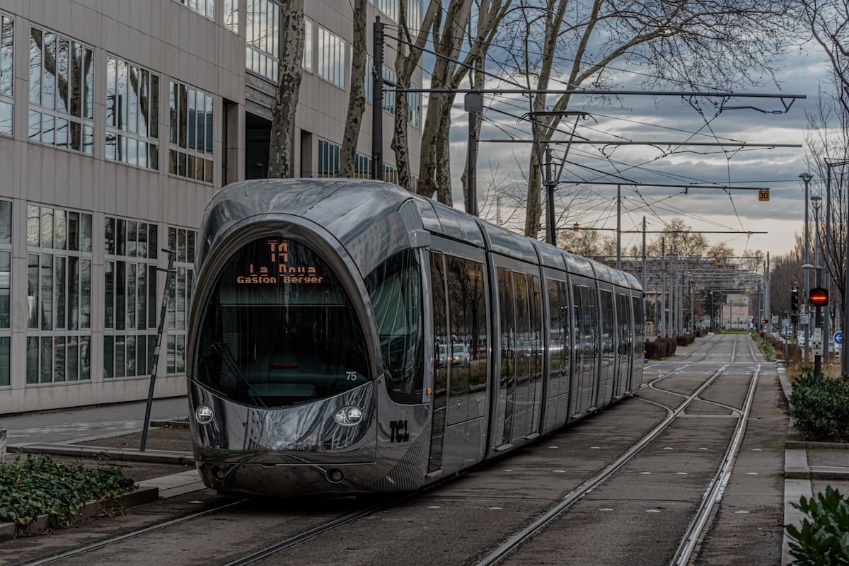 You are currently viewing Vénissieux : un homme poignardé à mort à une station de tramway, le suspect en fuite