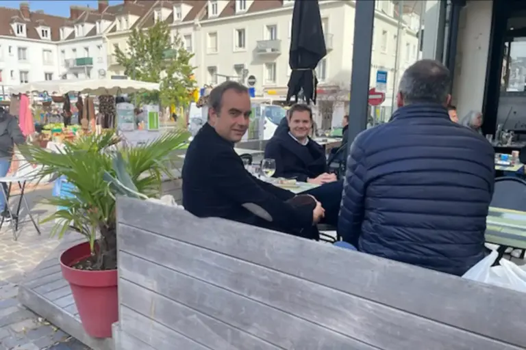 Lire la suite à propos de l’article Sébastien Lecornu : un bain de foule sur le marché de Vernon après une semaine politique sous tension