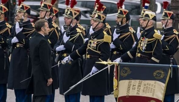 You are currently viewing 11 Novembre : Emmanuel Macron ravive la flamme du souvenir sous l’Arc de Triomphe