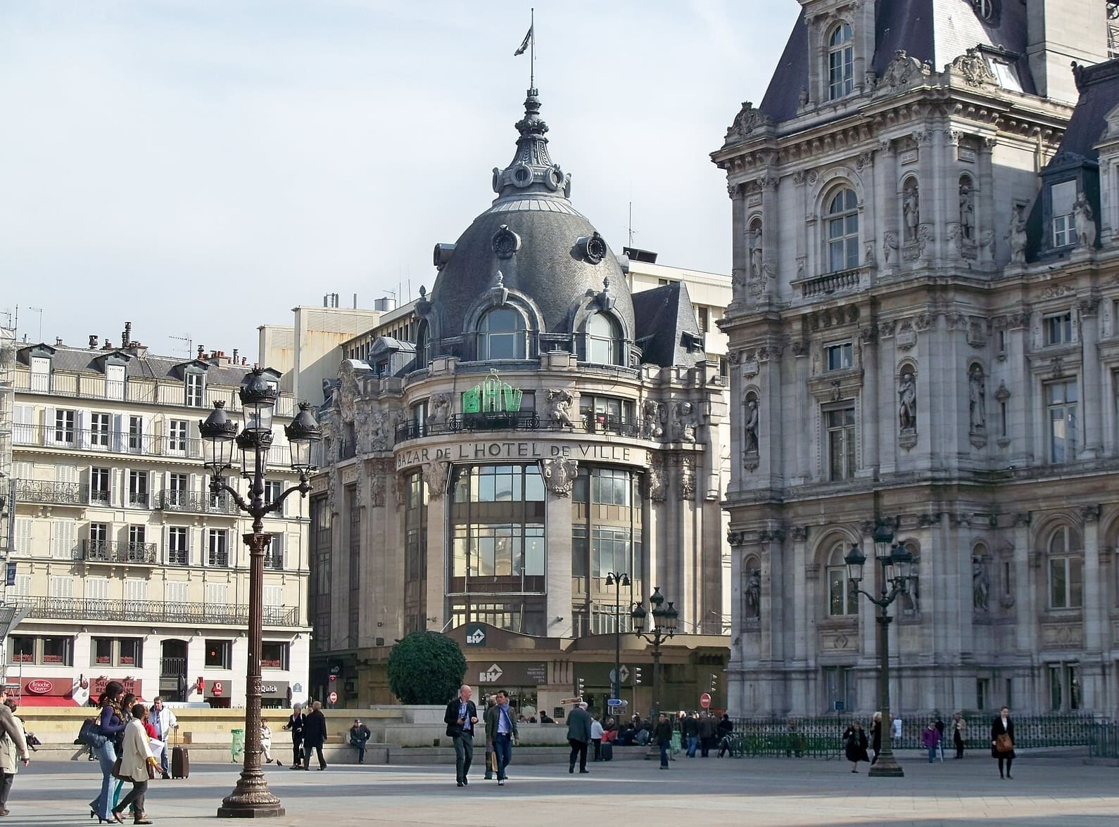 You are currently viewing BHV Marais : départ de Dior et Guerlain après des impayés, nouveau séisme pour l’enseigne