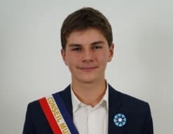 Lire la suite à propos de l’article Cambriolage au Louvre : qui est l’adolescent en costume qui a enflammé la toile ?