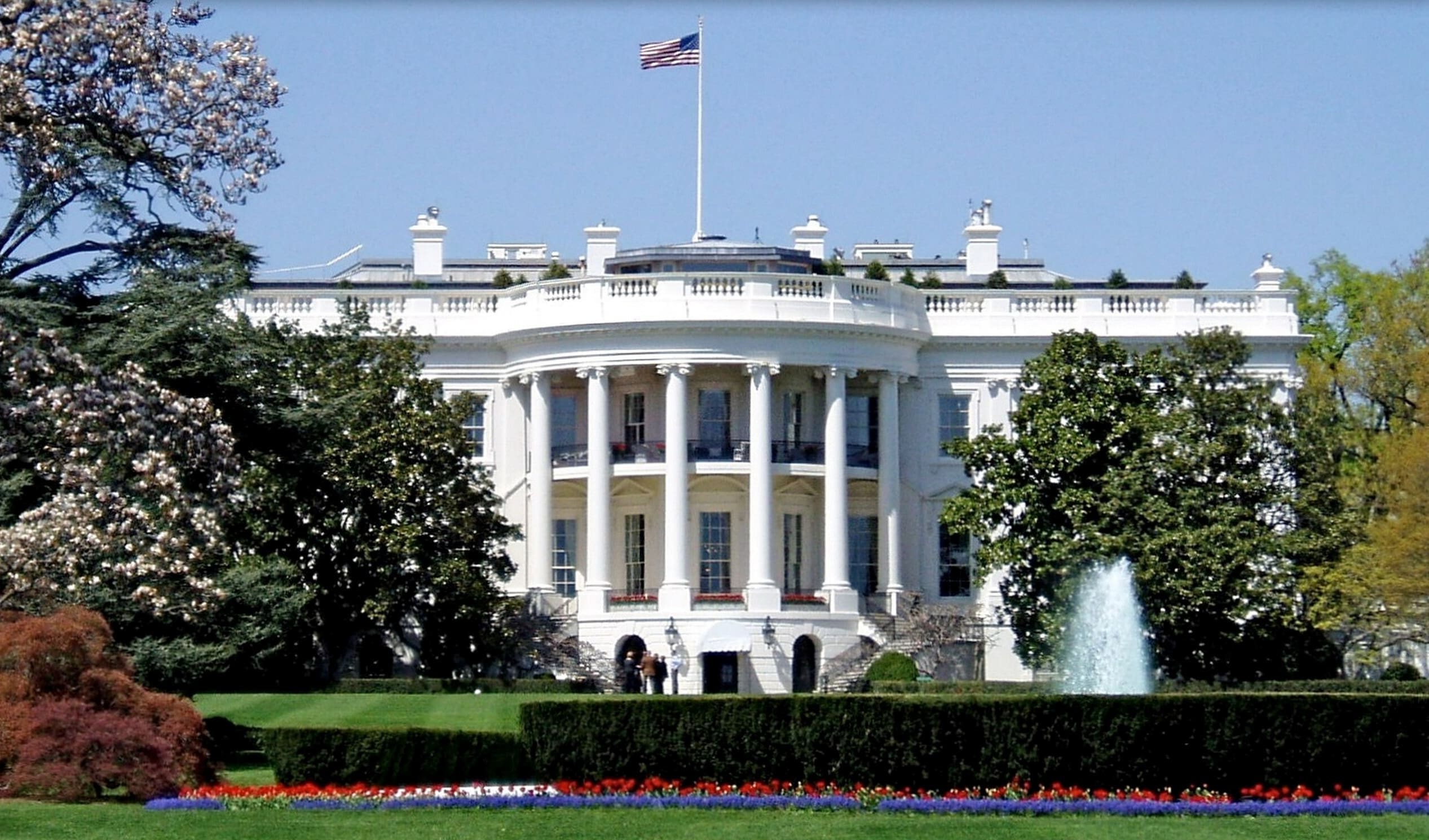 You are currently viewing États-Unis : deux gardes nationaux grièvement blessés par balles près de la Maison-Blanche, un suspect arrêté