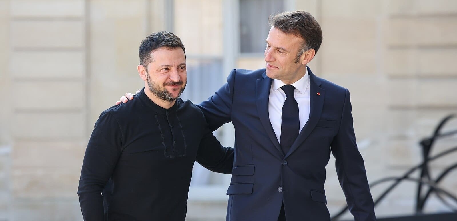 You are currently viewing Guerre en Ukraine : la visite de Zelensky à Paris pourrait déboucher sur un accord militaire « historique »