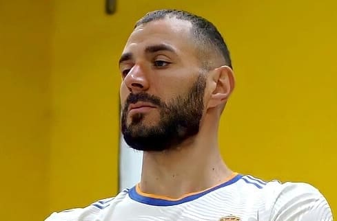 You are currently viewing Karim Benzema : la réplique cinglante de l’ex-Ballon d’or à Damien Rieu après les attaques visant Lyna Khoudri