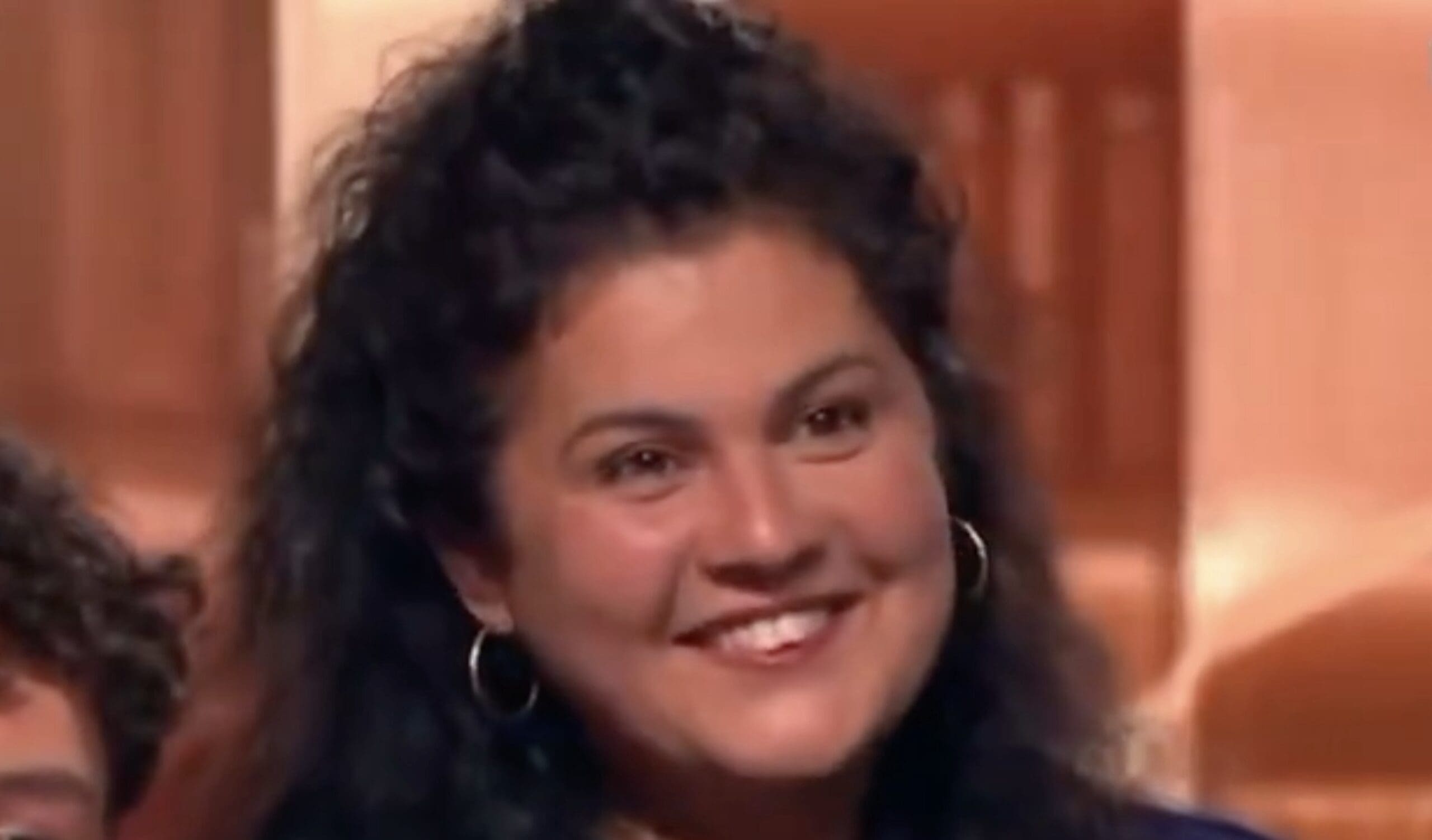 You are currently viewing LCI : Une « anonyme » a semblé coacher Glucksmann dans le public