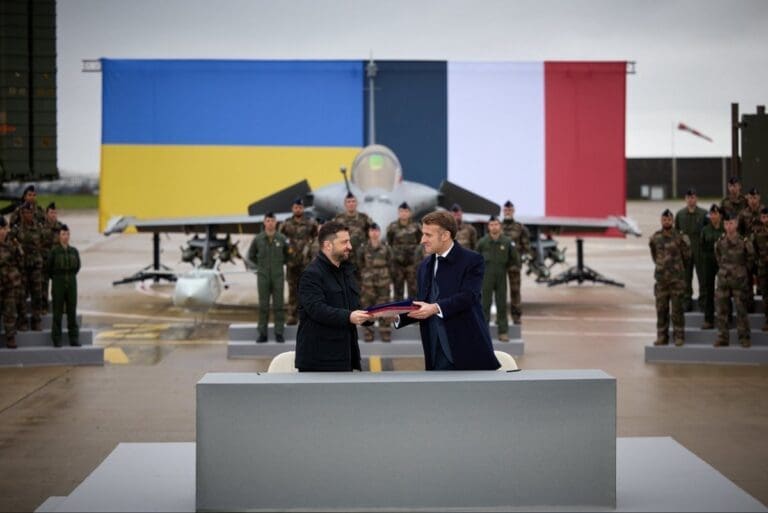 Lire la suite à propos de l’article Accord Macron – Zelensky : La France va livrer jusqu’à 100 Rafale à l’Ukraine