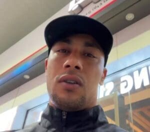 Lire la suite à propos de l’article Maes condamné à sept ans de prison au Maroc : le rappeur reconnu coupable d’avoir commandité un enlèvement