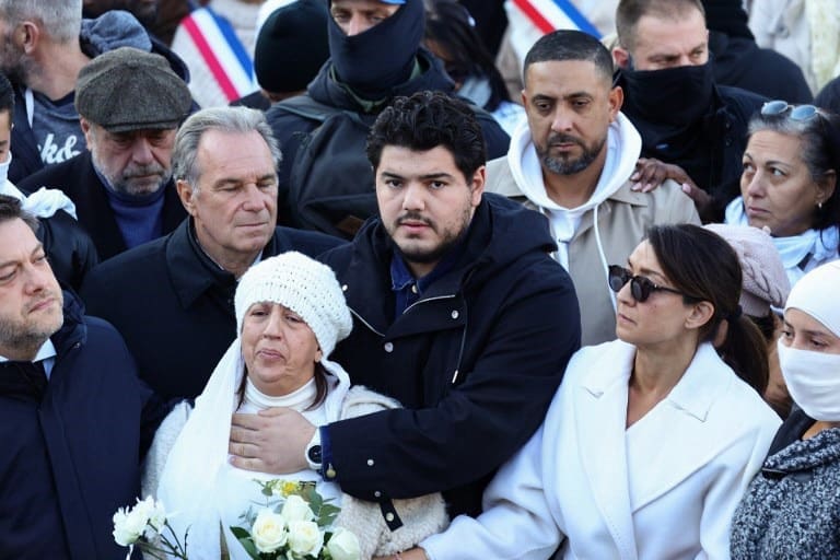 You are currently viewing Marseille rend hommage à Mehdi Kessaci : une marche blanche massive pour dire stop au narcobanditisme