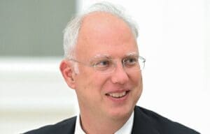 Lire la suite à propos de l’article Plan de paix en Ukraine : qui est Kirill Dmitriev, l’homme de l’ombre qui façonne les négociations russo-américaines ?