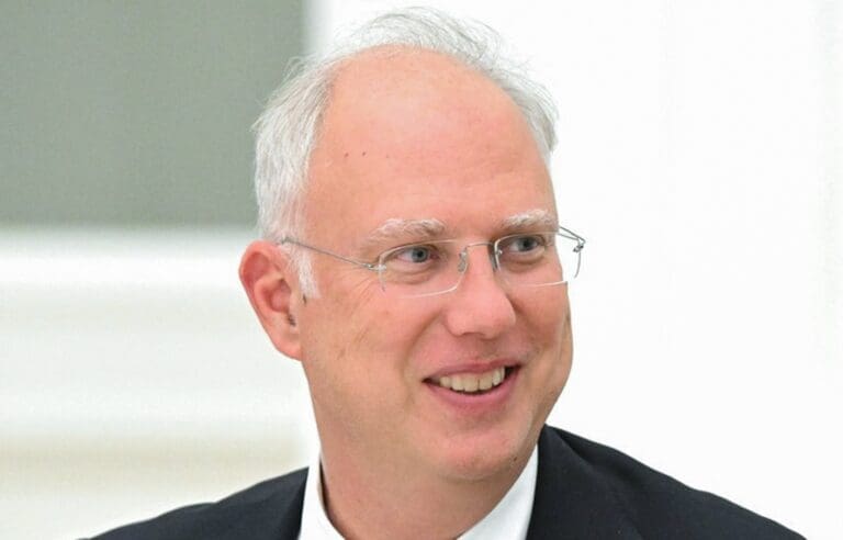 Lire la suite à propos de l’article Plan de paix en Ukraine : qui est Kirill Dmitriev, l’homme de l’ombre qui façonne les négociations russo-américaines ?