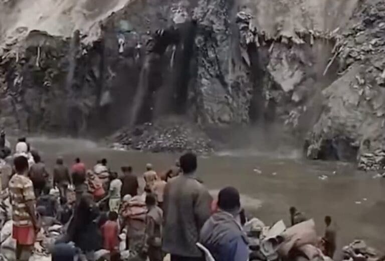 Lire la suite à propos de l’article RDC : 32 morts dans l’effondrement d’un pont dans une mine, un ministre échappe ensuite à un crash d’avion