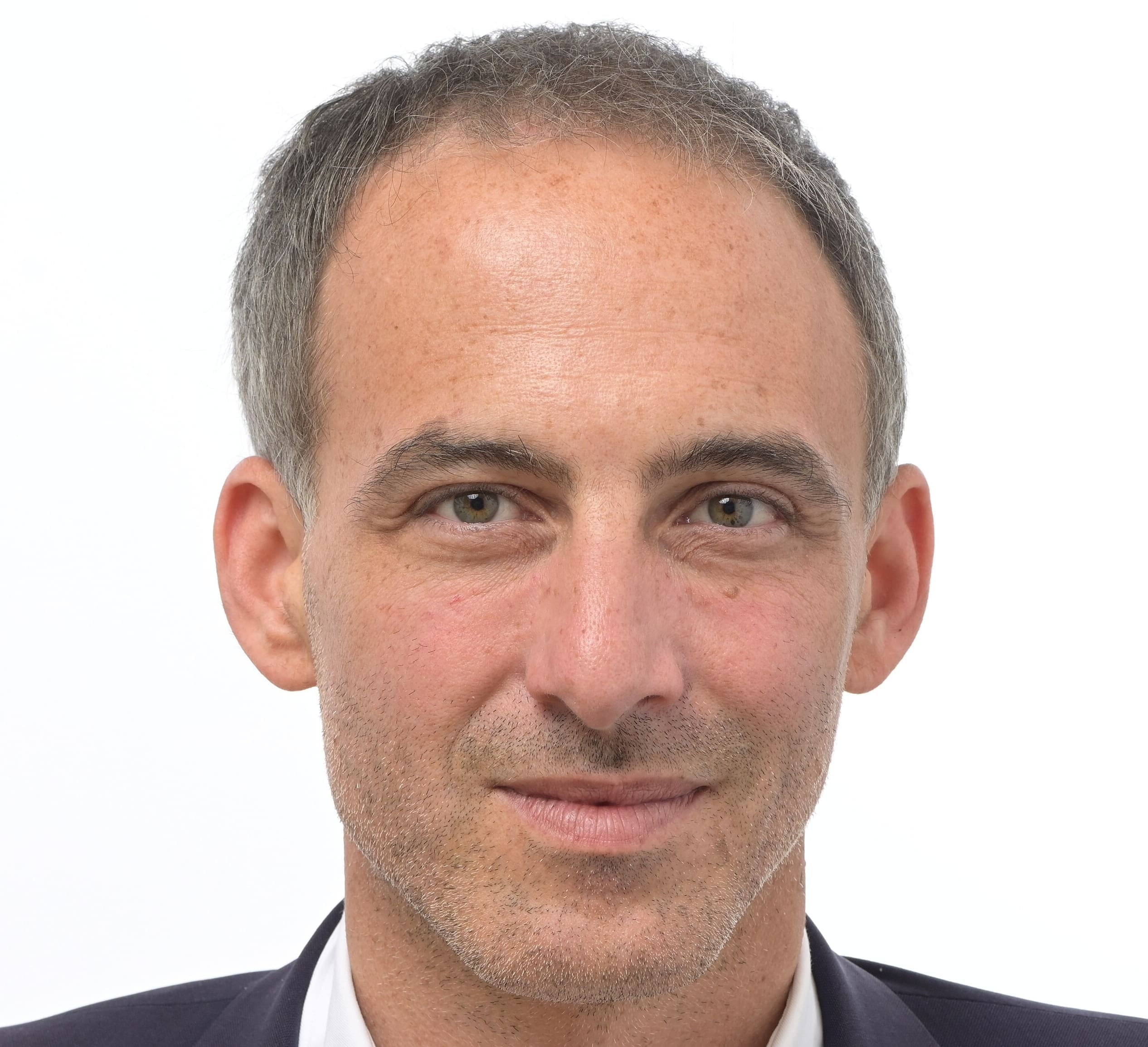 You are currently viewing Raphaël Glucksmann : débat raté, doutes au PS et pression accrue avant 2027