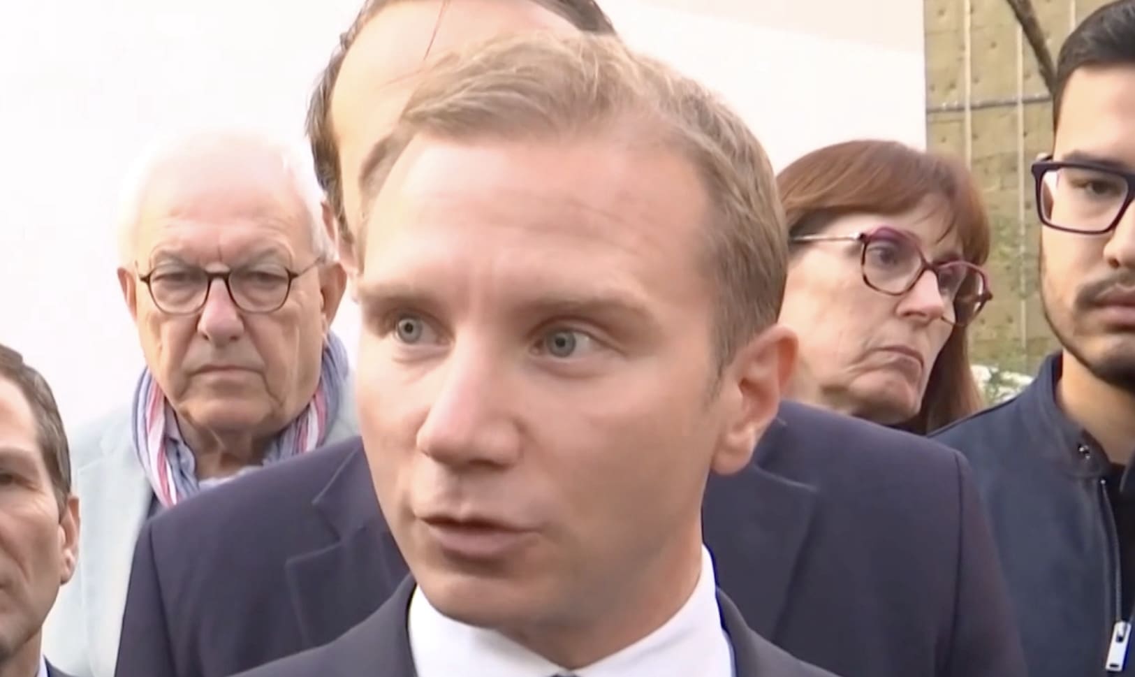 You are currently viewing Incendie à Rillieux-la-Pape : Alexandre Vincendet dénonce « quelques Trumpistes locaux » après les rumeurs visant la police