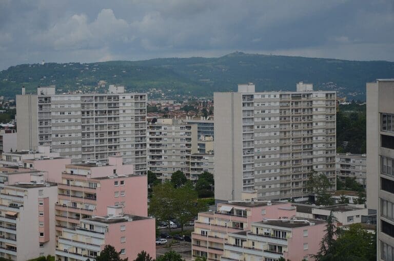 Lire la suite à propos de l’article Rillieux-la-Pape : un lycéen de 18 ans tente de se suicider dans son établissement, sauvé in extremis par des agents