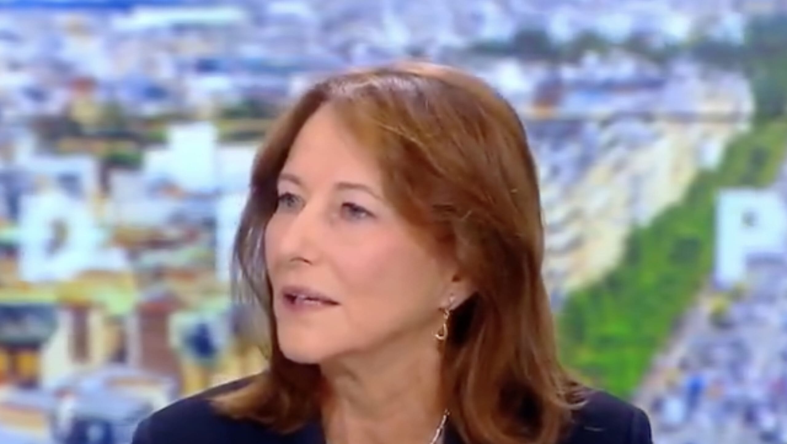 You are currently viewing Ségolène Royal alerte sur un risque de dérive démocratique en cas d’entrée en guerre de la France