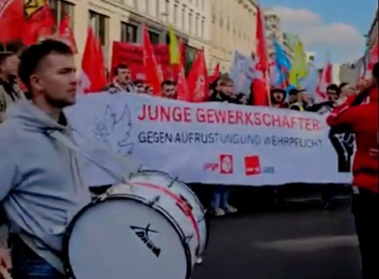 Lire la suite à propos de l’article Allemagne : une mobilisation record de 50 000 jeunes contre le service militaire volontaire et le réarmement