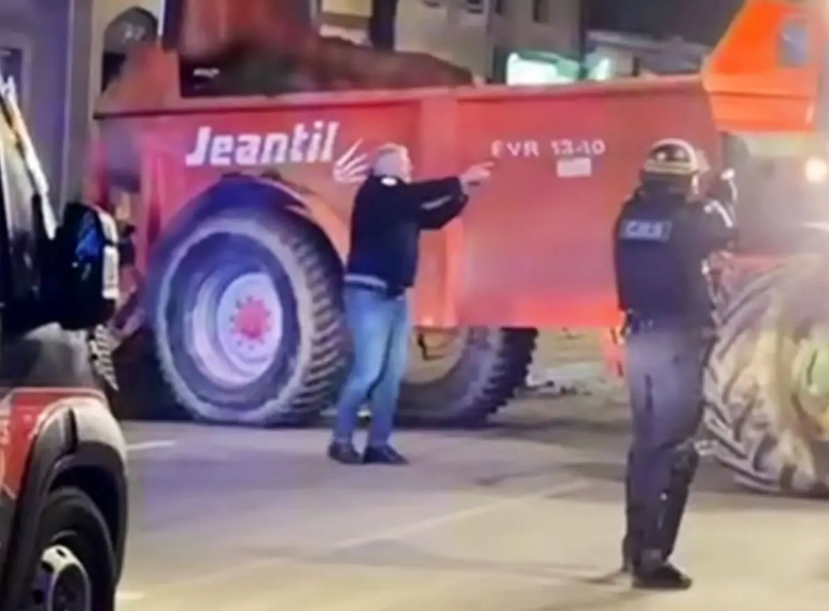 You are currently viewing Auch : des policiers mettent en joue un manifestant lors d’une mobilisation nocturne des agriculteurs