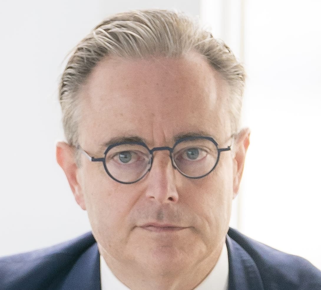 You are currently viewing Avoirs russes : le Parlement belge applaudit Bart De Wever pour son refus de transférer les fonds à l’UE