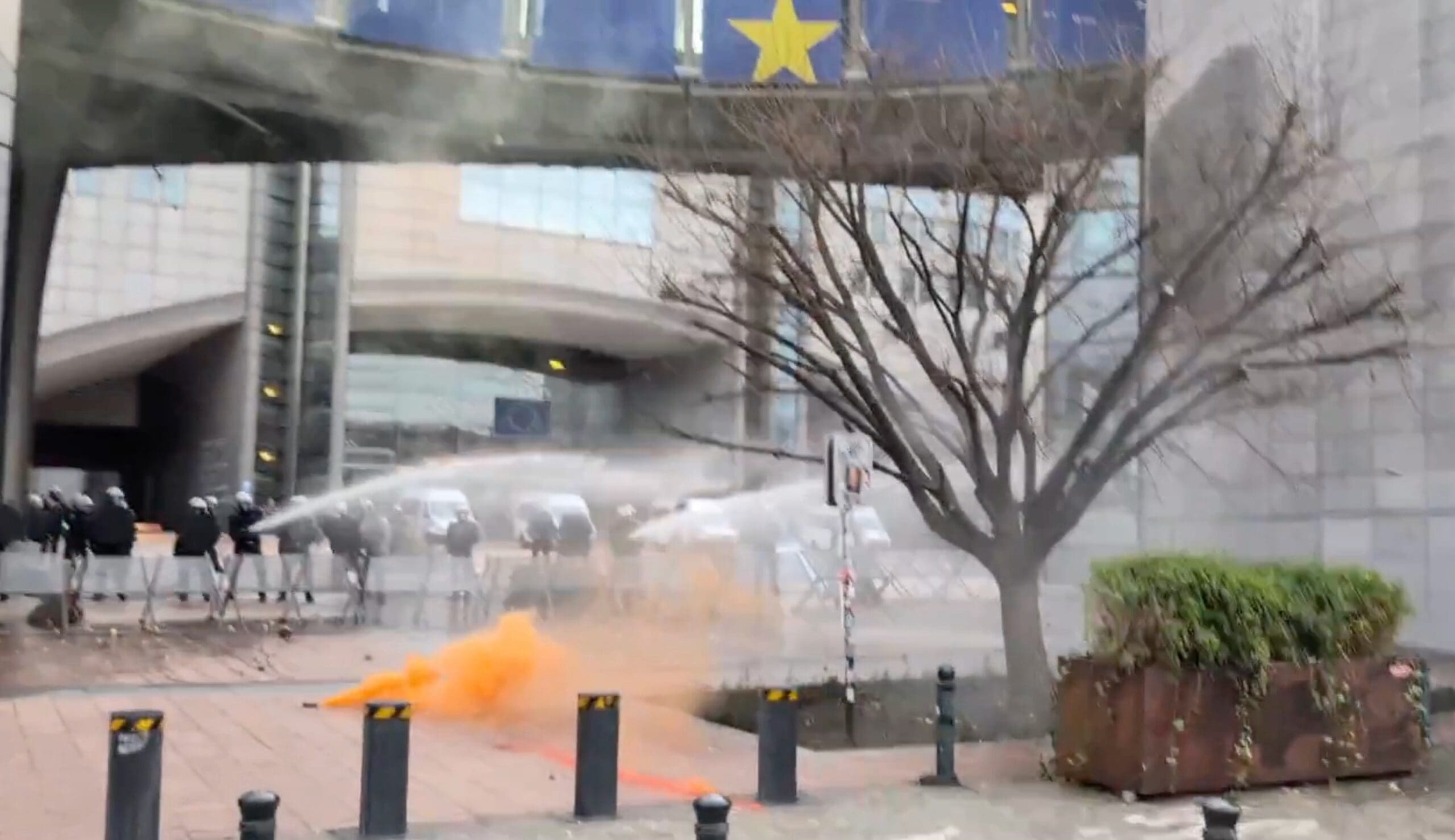You are currently viewing Colère agricole à Bruxelles : heurts devant le Parlement européen contre l’accord UE-Mercosur