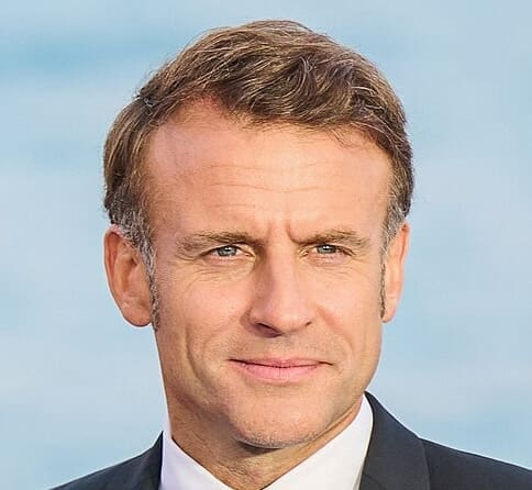 You are currently viewing Emmanuel Macron : prêt à renouer le dialogue direct avec Vladimir Poutine pour relancer la paix en Ukraine ?