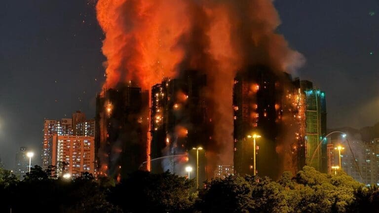 Lire la suite à propos de l’article Incendies à Hong Kong : le pouvoir tente d’étouffer la colère après une catastrophe meurtrière