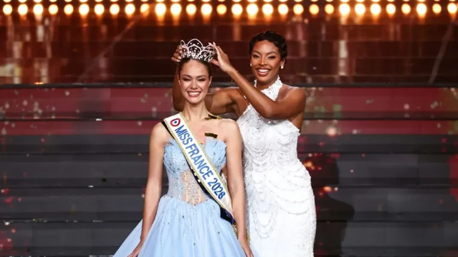 You are currently viewing Miss France 2026 : Hinaupoko Devèze triomphe à Amiens