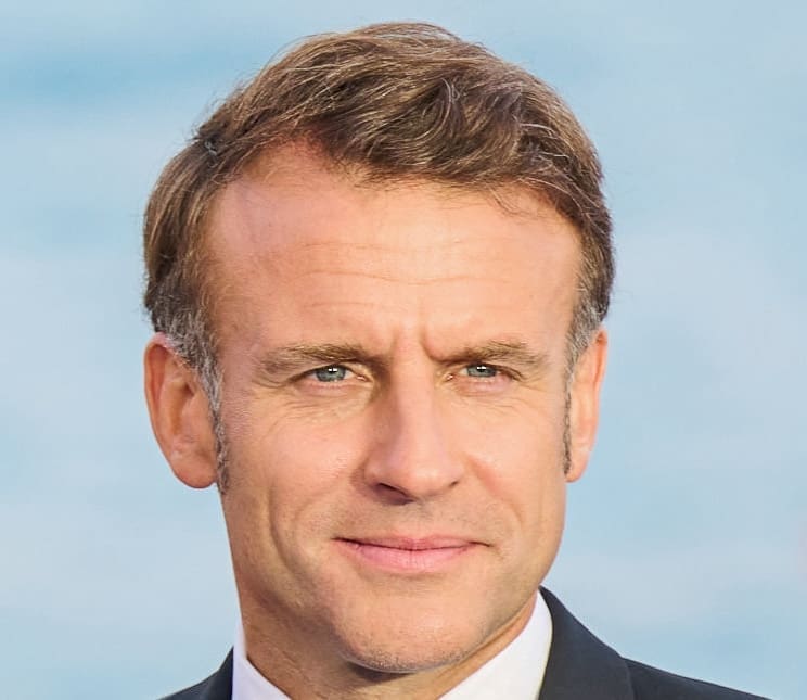 You are currently viewing Pas-de-Calais : Macron limoge le préfet après une visite perturbée et un trajet sous la pluie