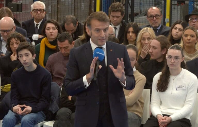 Lire la suite à propos de l’article Réseaux sociaux : Emmanuel Macron face aux lecteurs de La Provence alerte encore sur la démocratie, la jeunesse et les ingérences