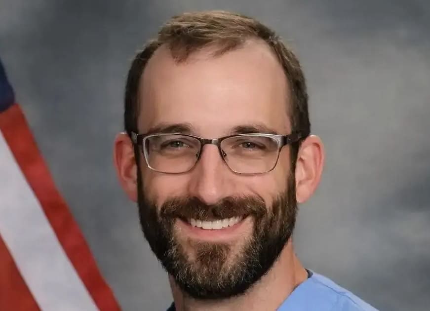 You are currently viewing Alex Pretti : portrait de l’infirmier tué à Minneapolis lors d’une intervention de la police de l’immigration