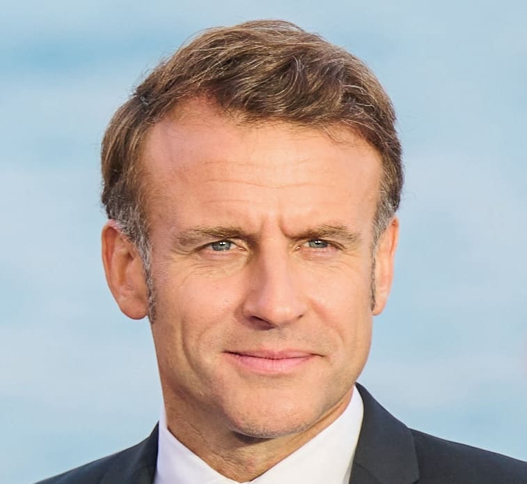 You are currently viewing Emmanuel Macron s&rsquo;immisce une nouvelle fois dans le débat historique après une polémique sur des manuels parascolaire