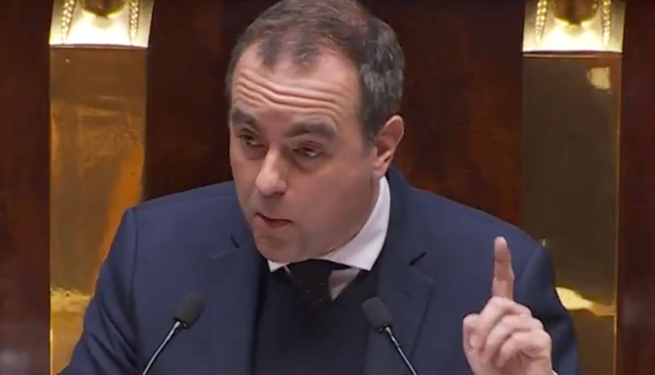 You are currently viewing Budget 2026 : les motions de censure du RN et de LFI rejetées après l’activation du 49.3