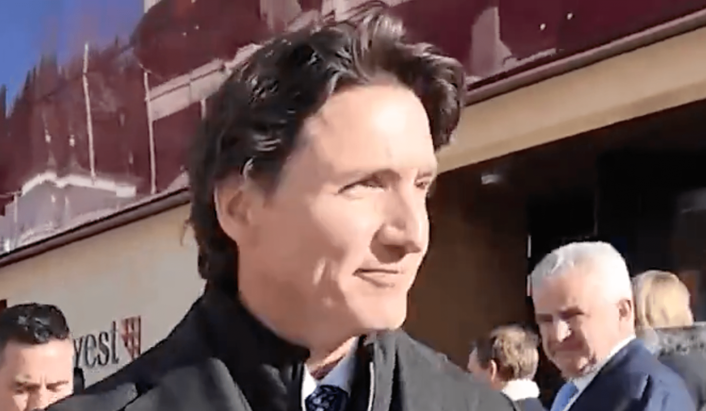 You are currently viewing Polémique à Davos : Justin Trudeau interpellé sur les effets secondaires des vaccins anti-covid