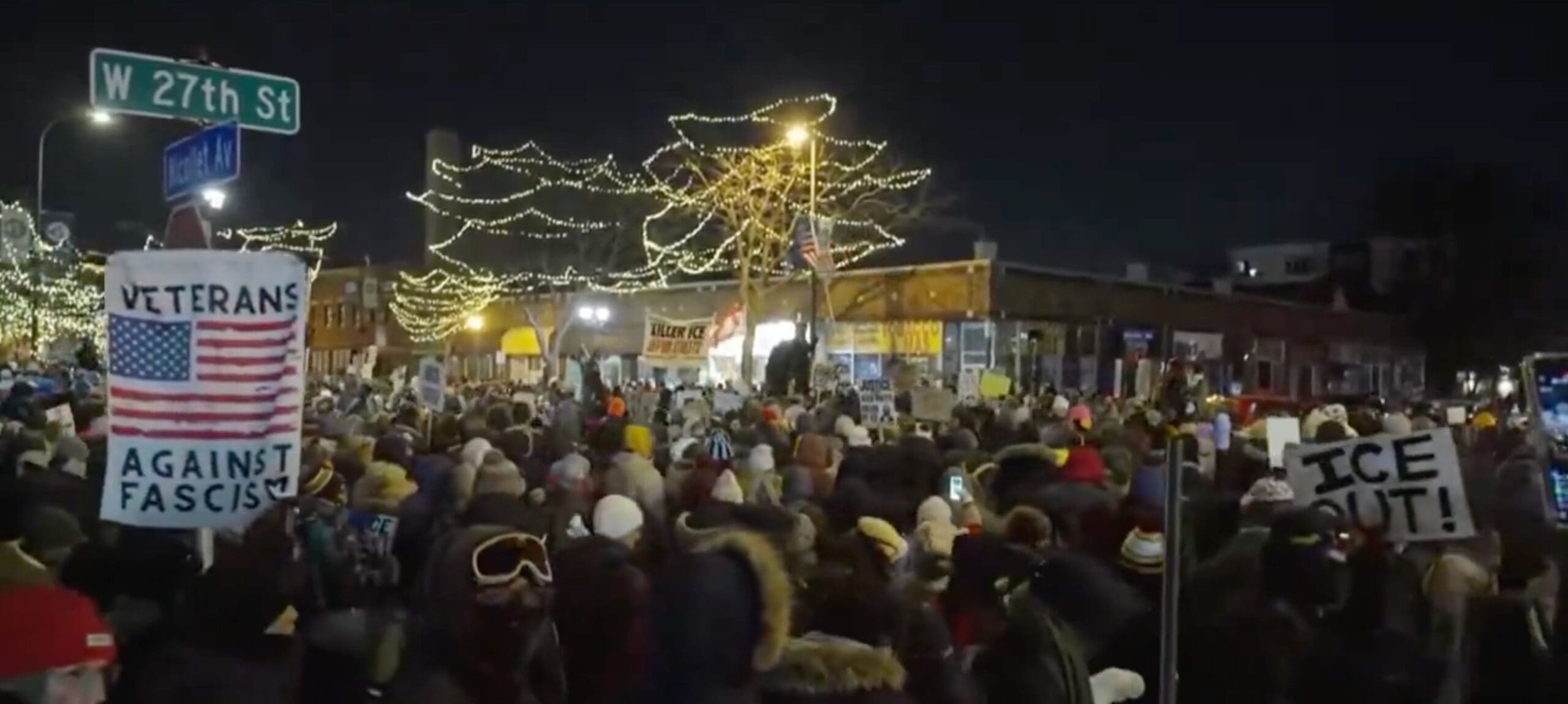 You are currently viewing États-Unis : l’exécution d&rsquo;Alex Pretti à Minneapolis ravive la crise politique et sécuritaire aux États-Unis