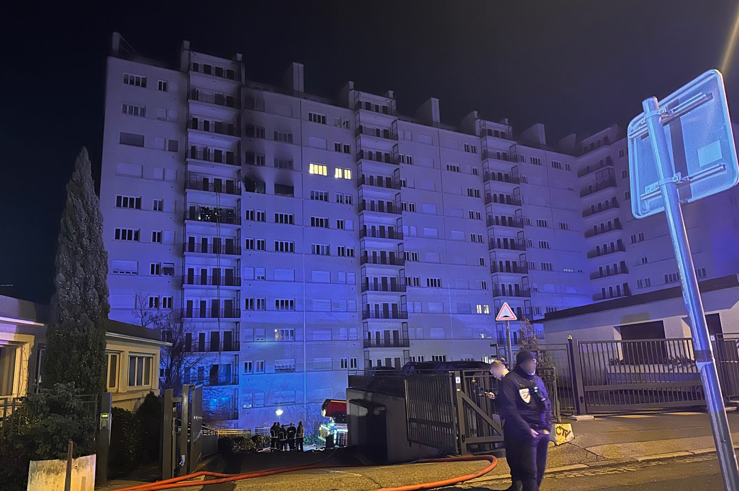 You are currently viewing Incendie dans un immeuble de la Croix-Rousse à Lyon : une quarantaine de personnes évacuées, une victime blessée