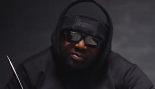 Lire la suite à propos de l’article Le rappeur Calbo du groupe Ärsenik est mort à 52 ans : hommage à une légende du rap français