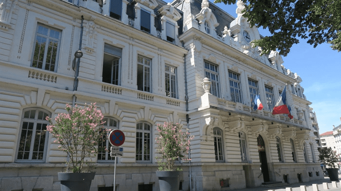You are currently viewing Lyon : des militants du droit au logement interrompent le conseil du 7e arrondissement