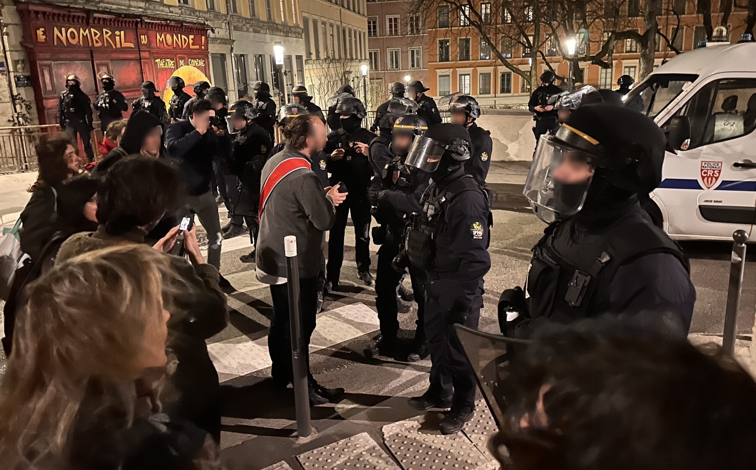You are currently viewing Lyon : le Collectif soutiens/migrants Croix Rousse dénonce « une journée de la honte » après la remise à la rue d&rsquo;une centaine de mineurs en recours