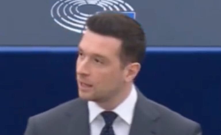Lire la suite à propos de l’article Menaces de Trump : Jordan Bardella dénonce la « soumission » et appelle l’Union européenne à une riposte ferme