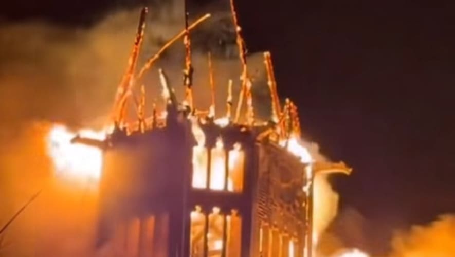 You are currently viewing Nouvel An sous tension aux Pays-Bas : une église ravagée par un incendie et une vague de violences