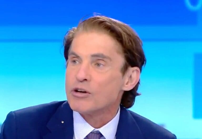 Lire la suite à propos de l’article OQTF : la justice saisie après des propos d’Arno Klarsfeld évoquant des « rafles »