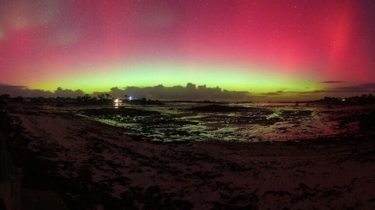 Lire la suite à propos de l’article Tempête solaire : des aurores boréales spectaculaires observées en France et dans toute l’Europe