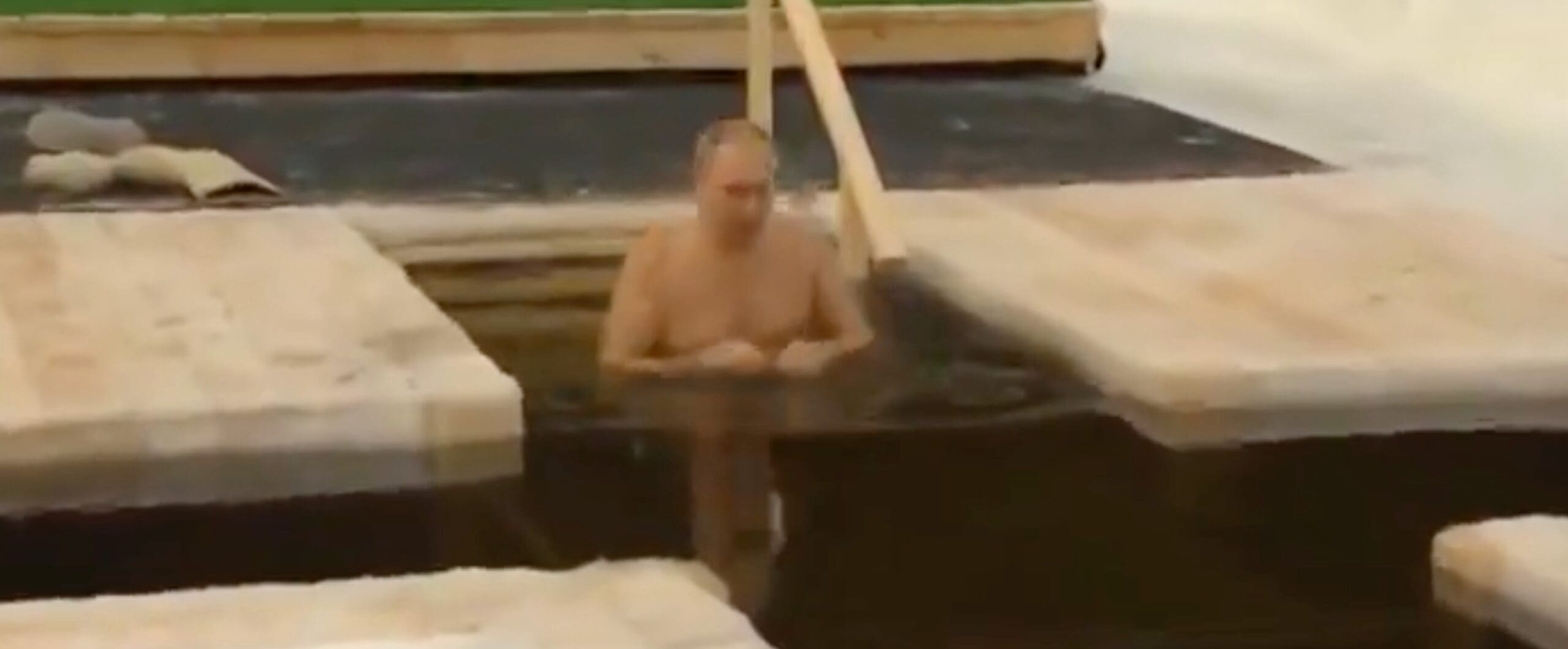 You are currently viewing Vladimir Poutine : le bain glacé de l’Épiphanie orthodoxe entre tradition religieuse et mise en scène politique