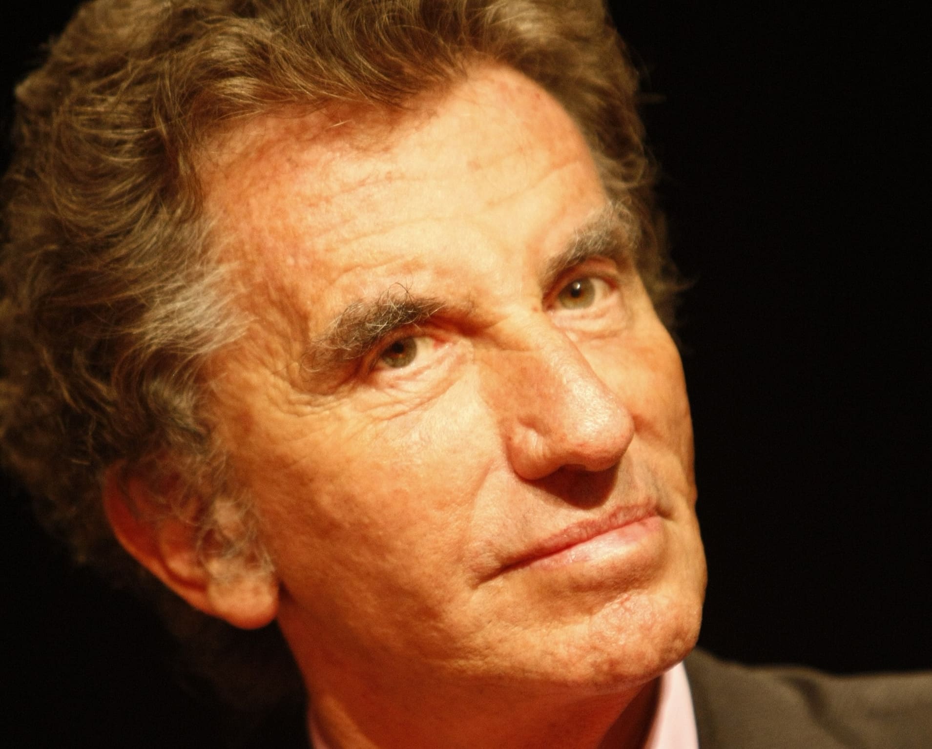 You are currently viewing Affaire Epstein : Jack Lang et son épouse placés sous protection policière après des menaces en ligne