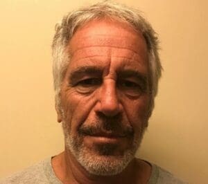 Lire la suite à propos de l’article Affaire Epstein : après la colère des victimes, l’administration Trump retire des photos des dossiers judiciaires