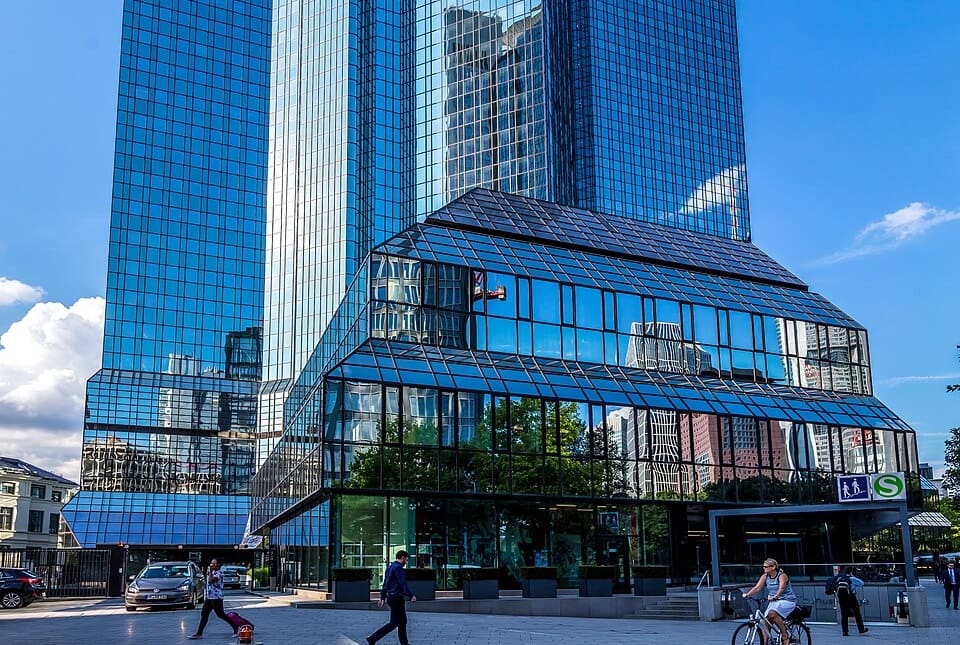 You are currently viewing Affaire Epstein : plus de 100 millions de dollars conservés à la Deutsche Bank selon des documents américains