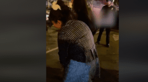 Lire la suite à propos de l’article Une femme enceinte touchée au ventre par une bille de poivre : indignation après une charge policière à Los Angeles
