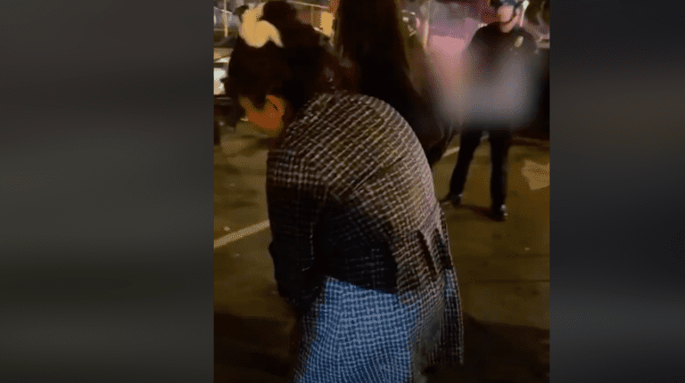 Lire la suite à propos de l’article Une femme enceinte touchée au ventre par une bille de poivre : indignation après une charge policière à Los Angeles