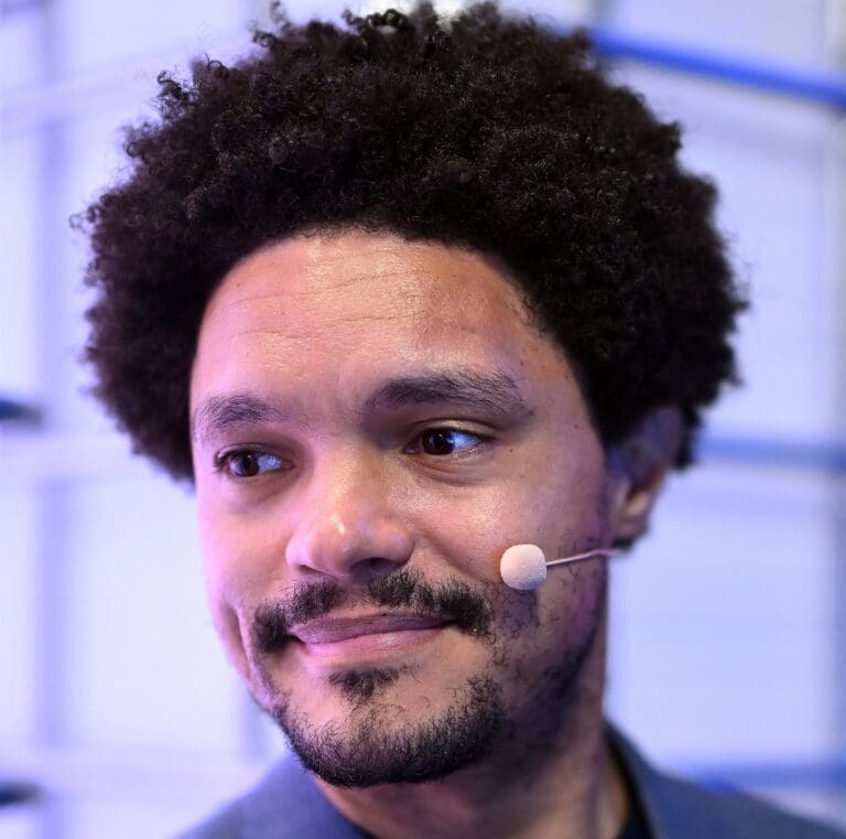 Lire la suite à propos de l’article Etats-Unis : Donald Trump menace Trevor Noah de poursuites après une blague aux Grammy Awards